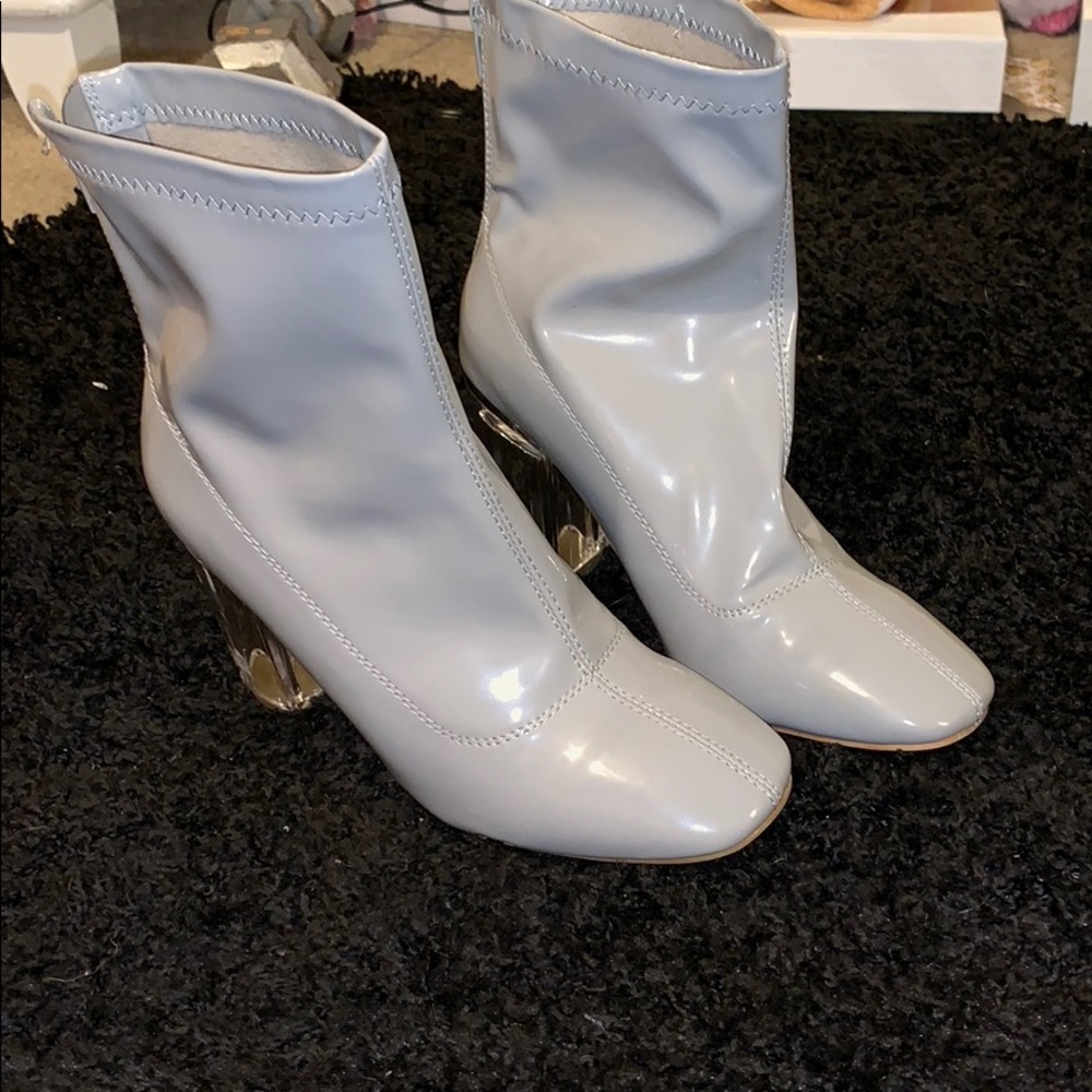Bold fashionable boot heals